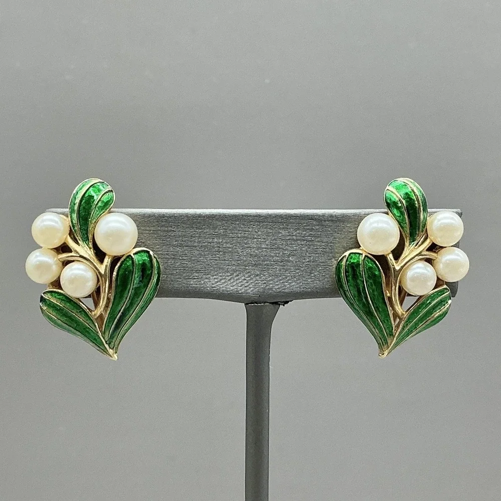 Vintage Crown Trifari Mistletoe Brooch Earrings Set Green Enamel Faux Pearl